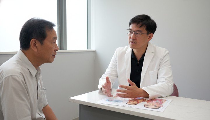 醫師解析熟齡專屬進階消除眼袋手術計畫 脂肪移位技術結合消除眼袋手術改善淚溝 萊攸診所提供專業安全的消除眼袋手術環境 術前諮詢確保消除眼袋手術達到最佳減齡效果