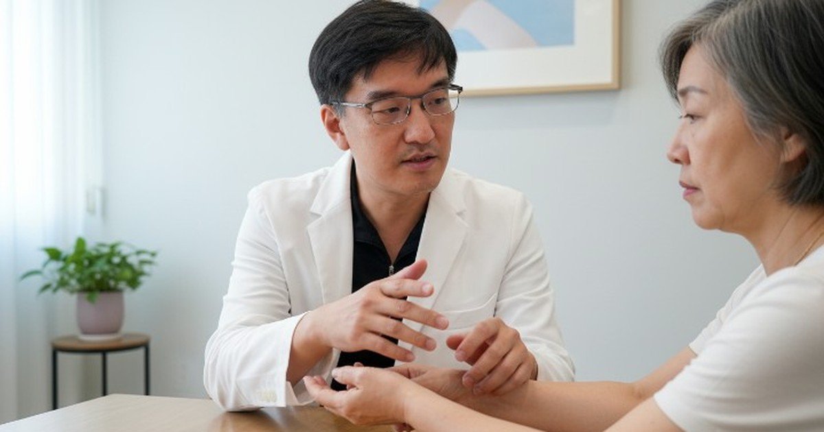 夏季保濕攻略與膚質對策的說明文字，展示清新的夏季護膚場景