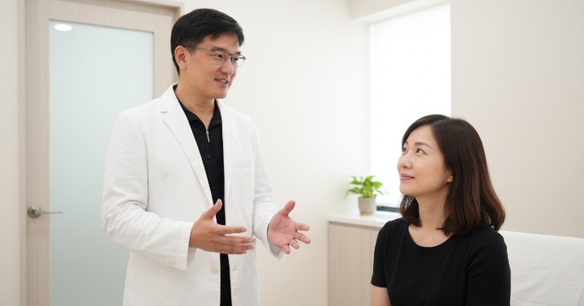 專家在診所中進行音波與電波拉提療程的比較分析